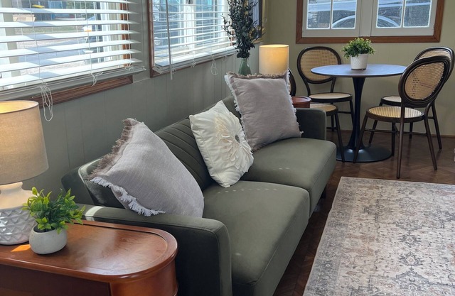 Charming River Cottage! Book your Fall trip today before the calendar fills up!