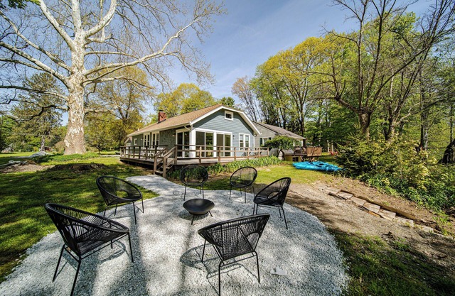 Charming Riverfront Retreat – Wineries, Kayaking & GOTL