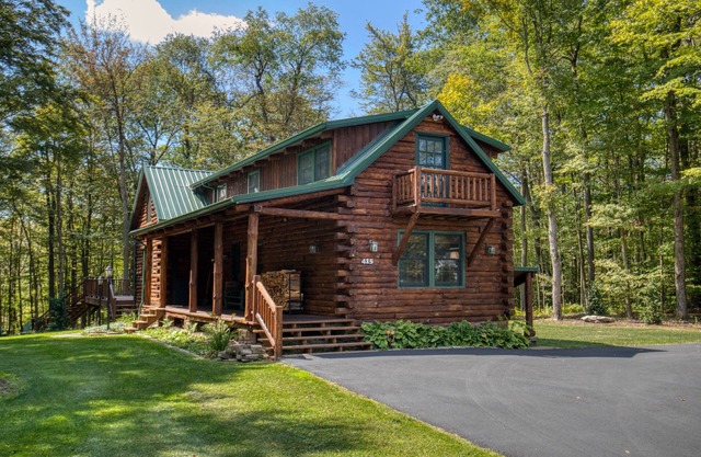 Charming Ski In/Ski Out Log Cabin at Hidden Valley