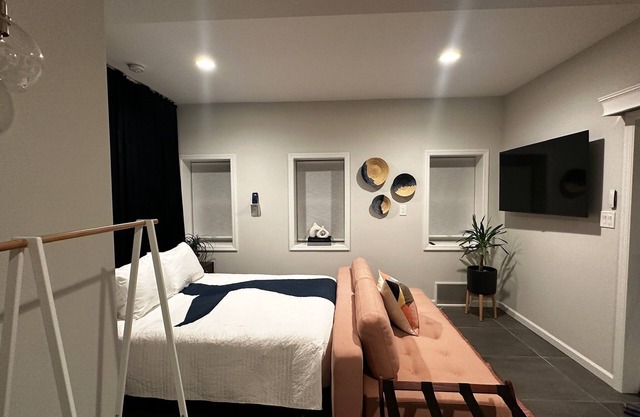 Charming studio 2 blocks to beach!