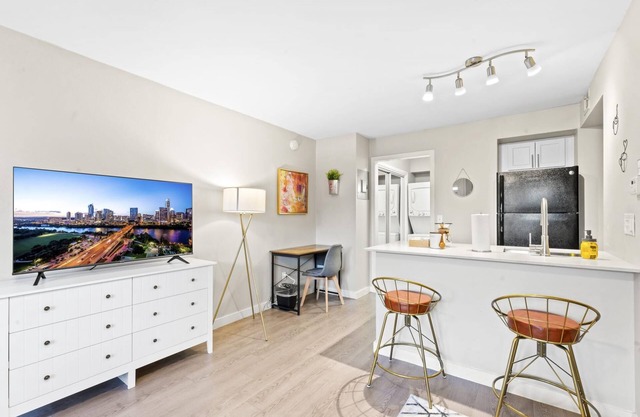 Charming Studio Close to Downtown and Domain
