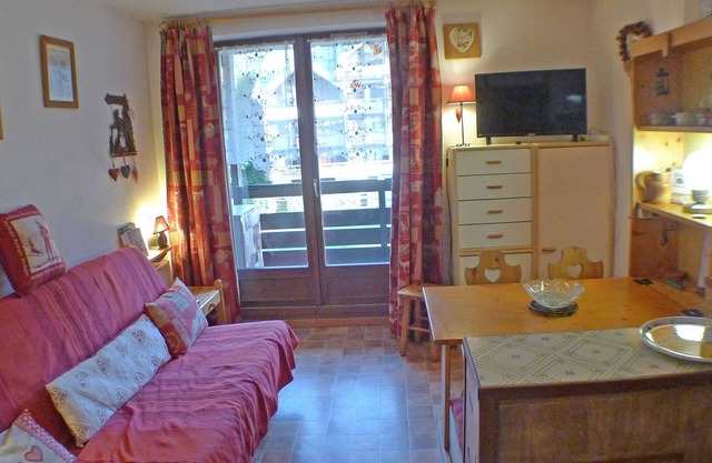 Charming Studio in Central Samoëns with Mountain Views, Ski Storage, and Private Parking