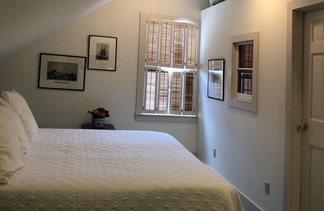 Charming Studio Unit - King and Twin Beds - Private Bath