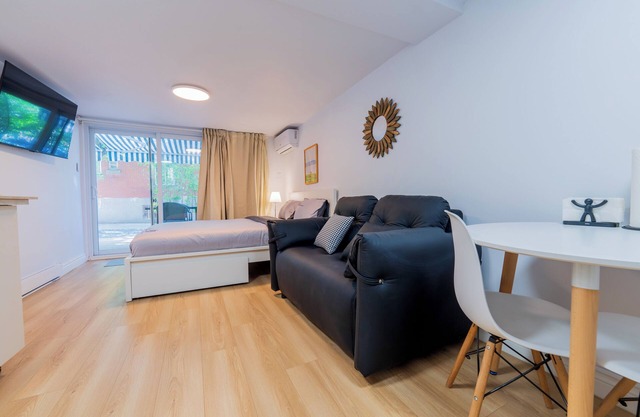 Charming studio w/Patio/parking