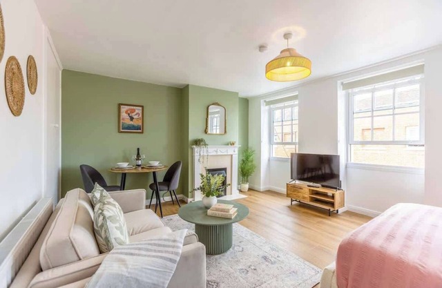 Charming Studio with Stunning Windsor Castle Views