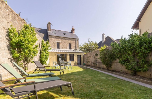 Charming terraced house in Barfleur with garden, TV and Internet access