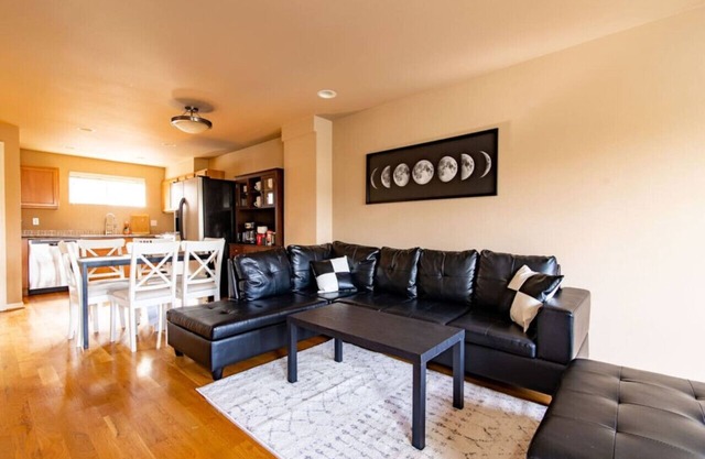 Charming Townhome Walk to Food & Shops, EV Charger