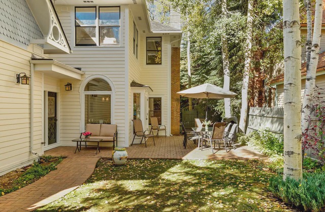 Charming Triangle Park Home - West End - Perfect Location for Summer & Winter!