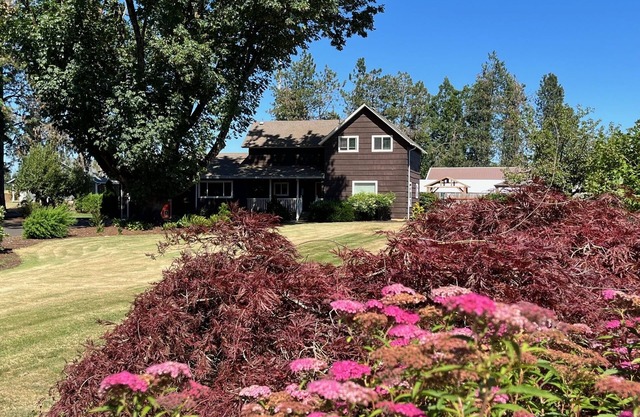 Charming turn of the century Farmhouse near Silver Falls State Park and wineries
