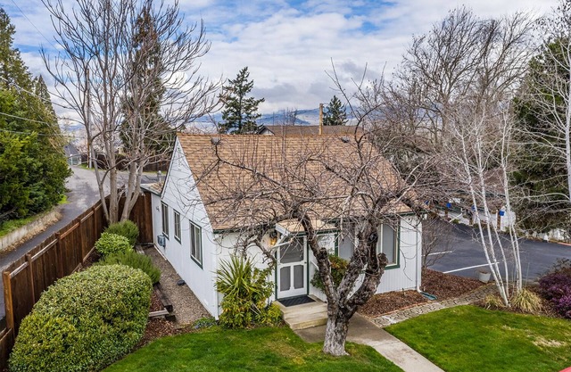 Charming Two Bedroom Private Cottage within walking distance to Ashland downtown