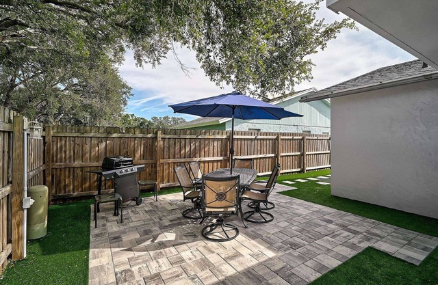 Charming Vacation Home Steps from Scenic Park- Near IMG and Beaches