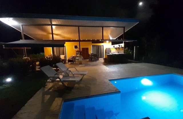 Charming, very private 2-bedroom casita in Ojochal with WiFi and solar.