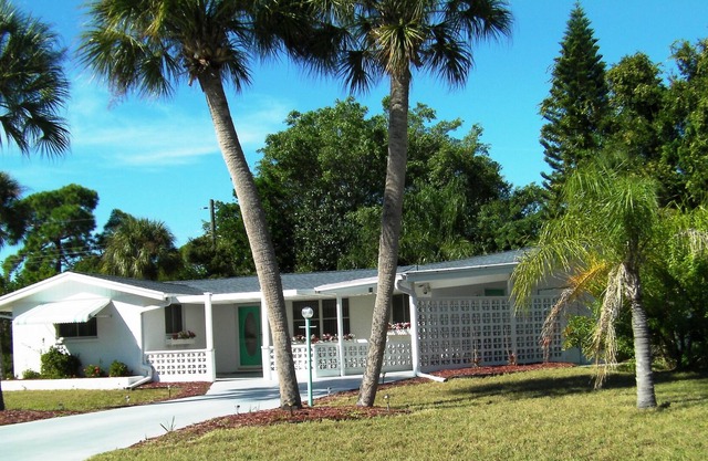 Charming Villa, "West Of the Trail' 1.6 miles from closest beach & shopping