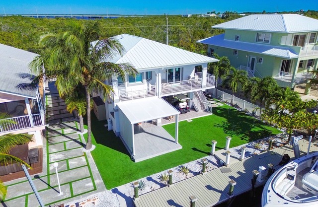 Charming water view 3-bedroom house with jacuzzi AC and WiFi in Key Largo