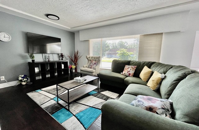 Charming, well lit 3 bedroom 1.5 bathroom house