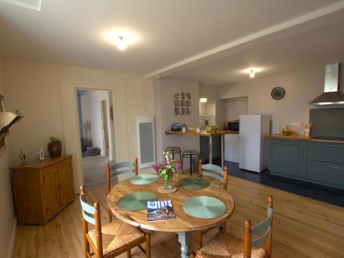 Chazelles-sur-Lyon : Appartement cosy avec Wi-Fi, terrasse et salon agréable - FR-1-496-298