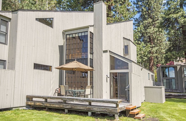 CHC #67 Walk to Lodge Rec Area, Stunning Lake & Mountain Views!