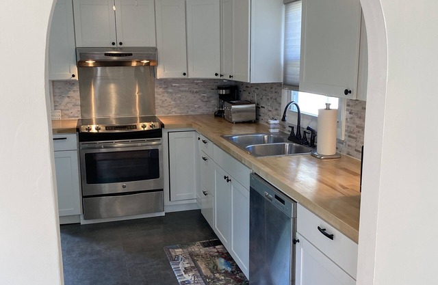 Cheerful 2 Bedroom House with off street parking