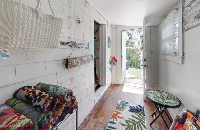 Cheerful 3 Bedroom Cottage easy walk to 2 beaches with off street parking!