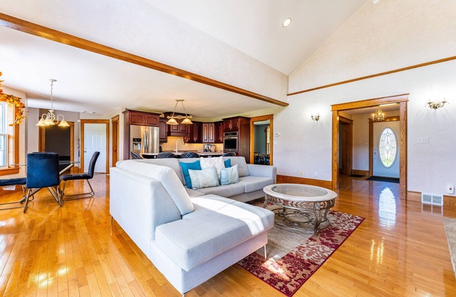 Cheerful 3+ Bedroom Cottage with Indoor Fireplace