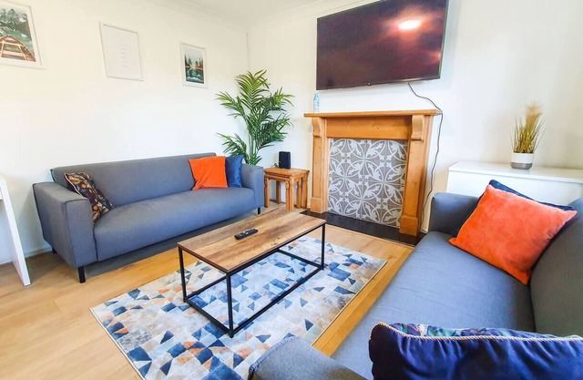 Cheerful 4-bedroom house by Golden Valley