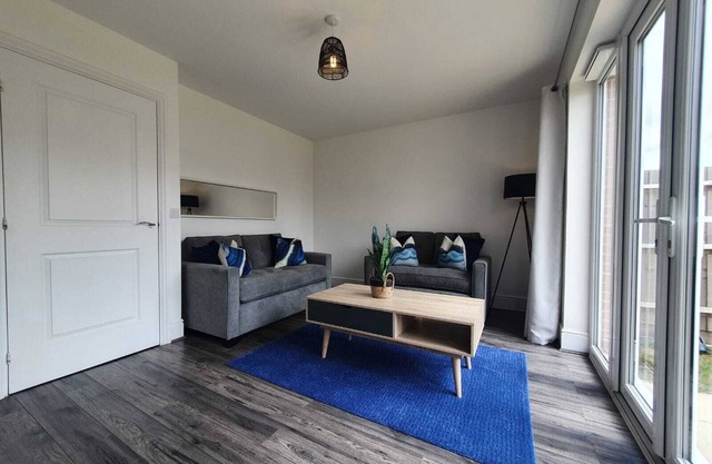 Cheerful 4-bedroom town house with parking