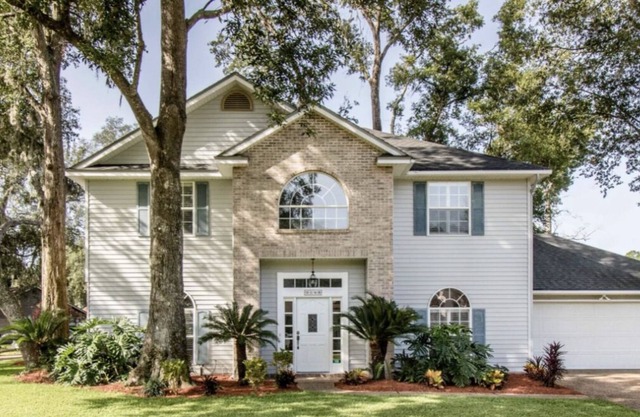 CHEERFUL 4 bedrooms home, with Jacuzzi in master bathroom.