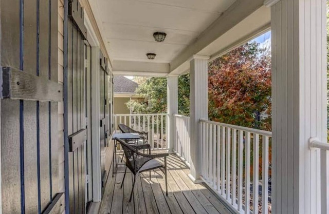 Cheerful Downtown 2 bedroom with private backyard