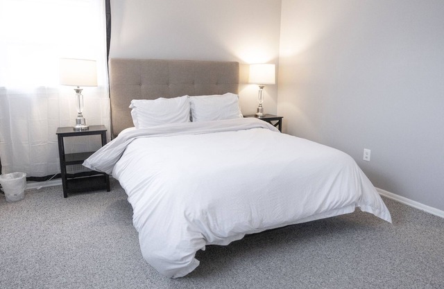 Cheerful home, Queen mattress, washer and dryer, 1.5 bathrooms, large backyard.