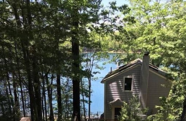 Cheerful lake-front cottage