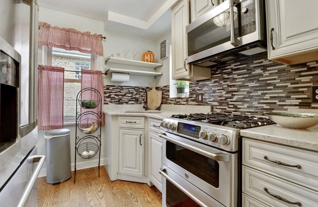 Cheery 2+bedroom home with free parking on premises