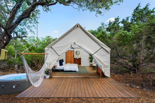 Cherry Cove Glamping W Hot tub AND Cowboy Pool