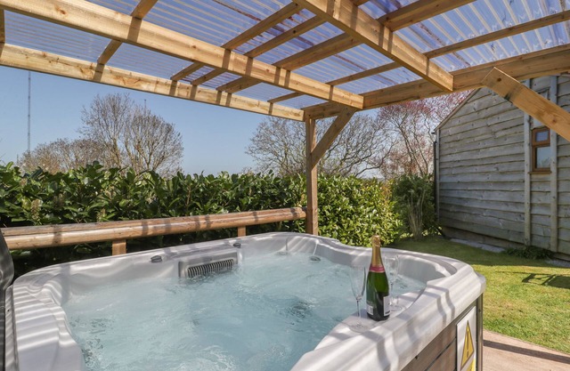CHERRY LODGE, romantic, luxury holiday cottage in Williton