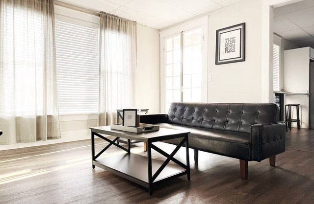 Cherry Street Retreat B - 2BR/1BA APT near River