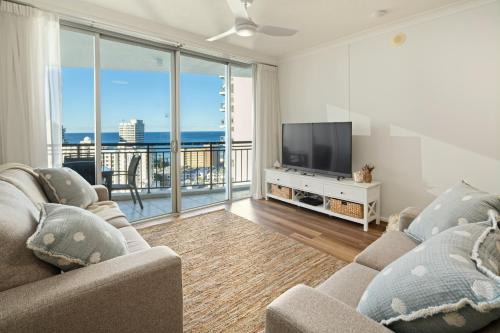 Chevron Sleek Stay with Resort Perks & Views for 6! Optimise BNB