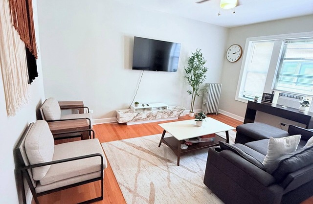 Chic 1 BD apt in West Rogers Park, Chicago-Near Loyola University