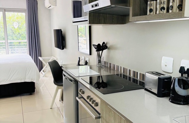 Chic 1-bedroom apartment in vibrant Johannesburg with AC, WiFi, fitness room