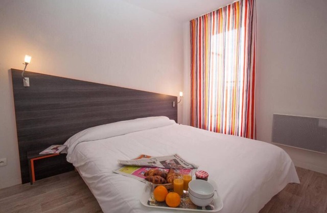 Chic 1BR Apartment: WiFi & Easy Public Transport Access for City Explorers