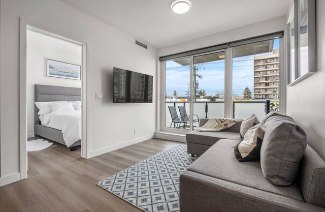 Chic 1BR Kensington unit W/Free UG Parking