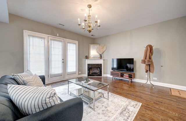 Chic 2BD, 2 BA near Downtown