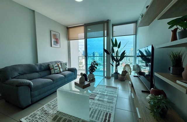 Chic & Airy 2BR Condo, Gym and pool Access, Prime Panama Location