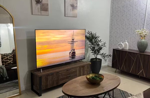 Chic and Cozy Apartment with Pool and Gym!