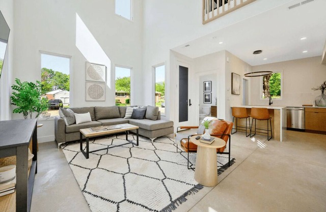 Chic Contemporary Loft in Raleigh – Pet-Friendly & Centrally Located