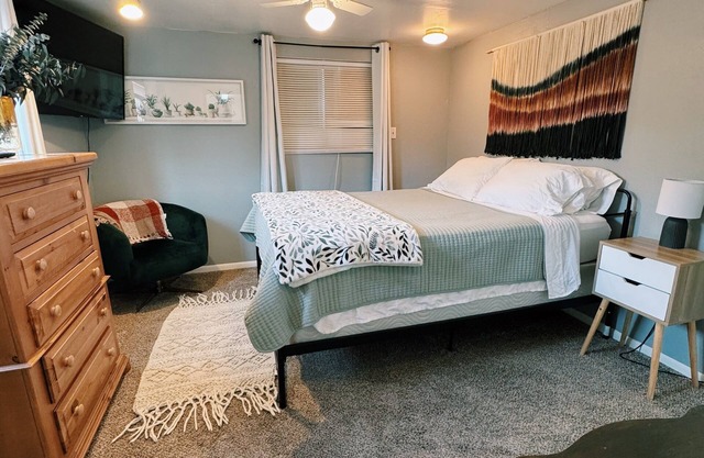 Chic & Cozy 1 bedroom guest-house in the heart of Medford