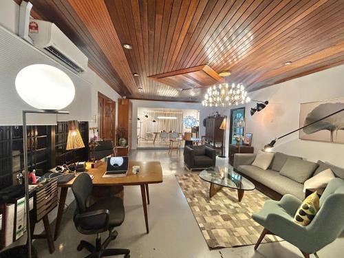 Chic Designer Room in Shared Bungalow SS1 Near LRT Petaling Jaya
