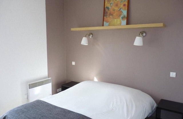 Chic Golfer's Retreat with Seasonal Outdoor Swimming Oasis - Parking