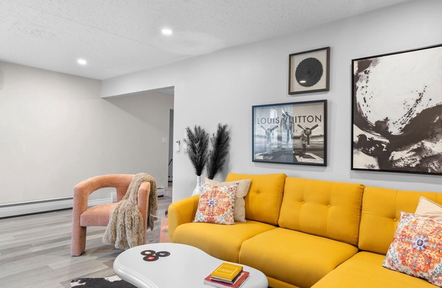 Chic House w/King Bed, Walk To Dining & Starbucks