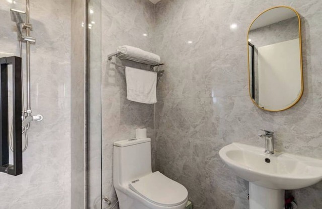 Chic Kilimani Apartment Plush Couch & King Bed