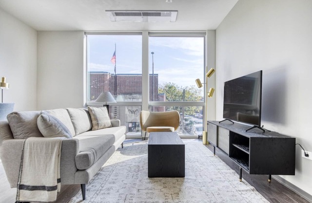 Chic Logan Square Studio w/Roof Deck & Gym, 1 block to L, by Blueground