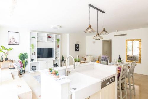 Chic Neve Tzedek 3BR & PARKING with Spacious Terrace - By BerryStays